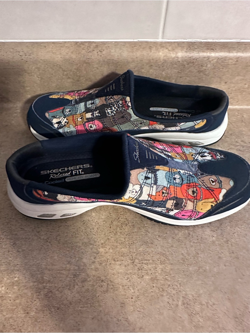 Skechers 8M Navy Slip-On Womens Sneakers with Rare Doggie Print Excellent Cond. - Picture 5 of 9